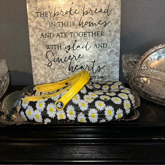 2 Pairs of crocs - Crocs Classic Tie Dye Lined and Yellow Daisy Croc Lined - Picture 10 of 14